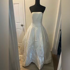Vera Wang Bridal Gown
Dutchess satin, satin. Needs professional restoration.